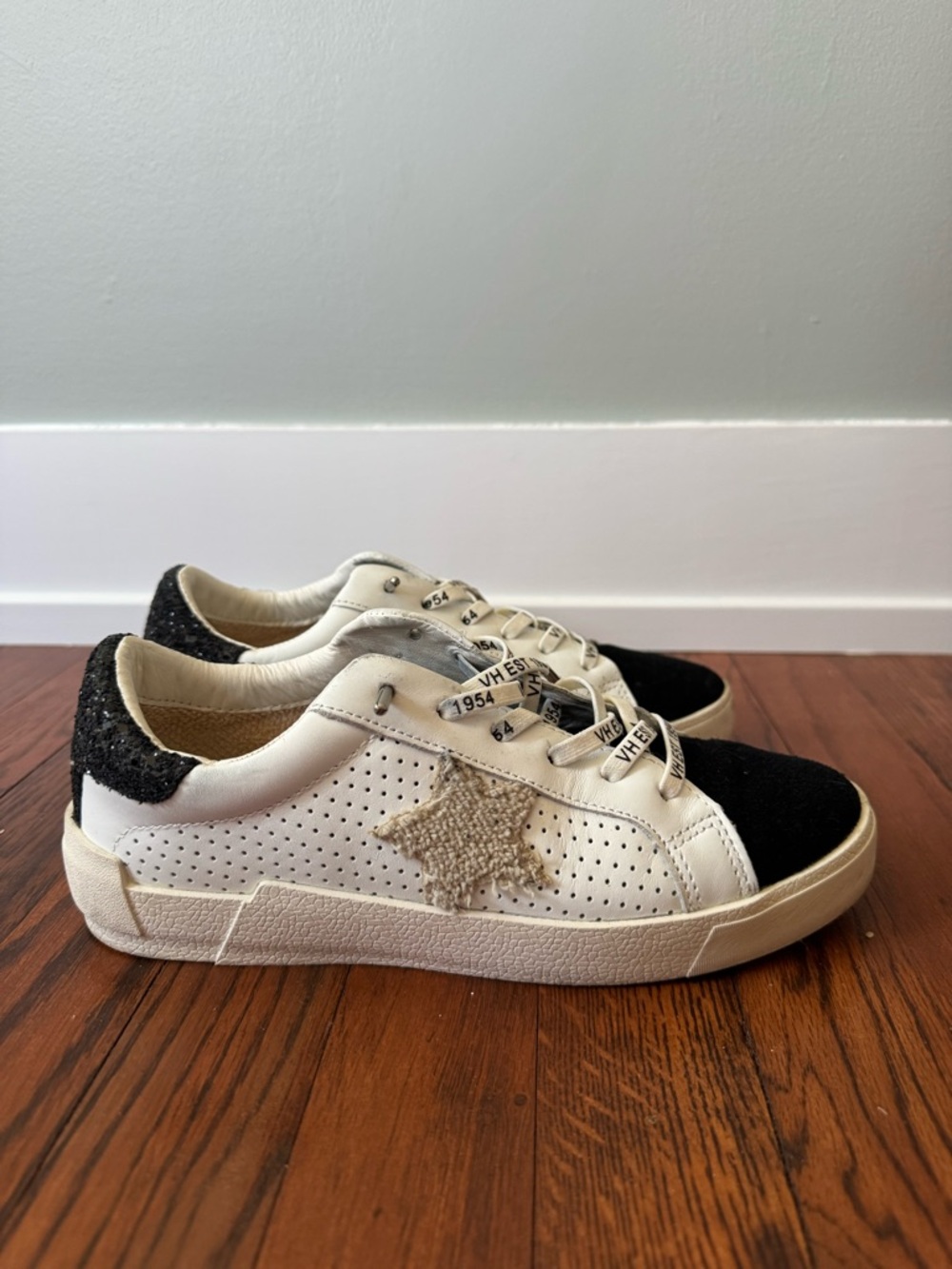 Vintage Havana White Black Star Accent Sneakers